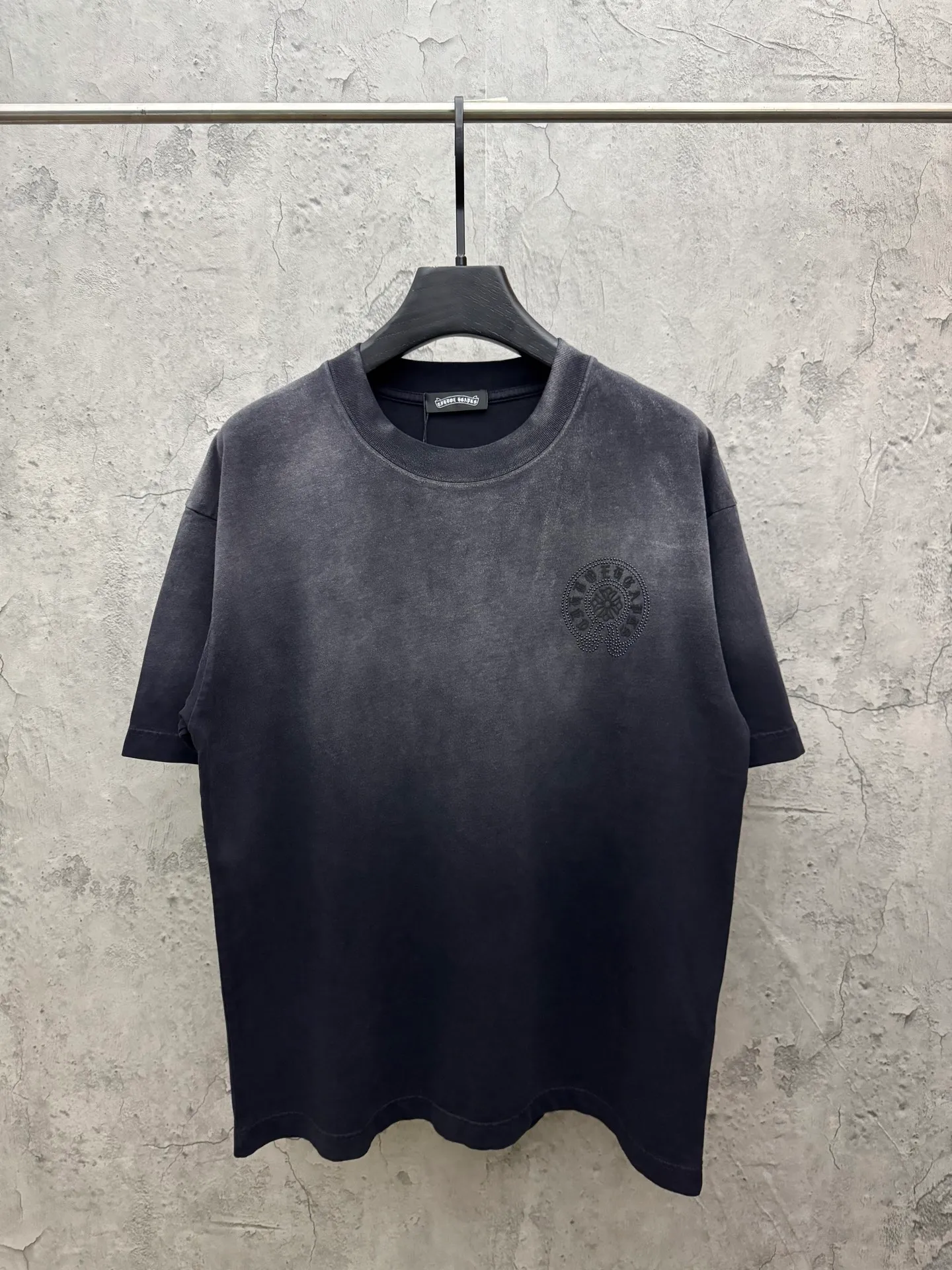 P210 top version, real shot without P, ​​different from market currency) 𝗖𝗵𝗿𝗼𝗺𝗲 𝗛𝗲𝗮𝗿𝘁𝘀/Croxin 2026 Spring New Original Single Counter American Washed Ding Lettering Film Embroidered Couple Short Sleeves 👑The highest version! Customized fabric 320 grams, washed and fried, spray horse slip craft, best-selling model at the counter, very comfortable to wear. Accessories: original molded and authenticated collar label ➕ 100% silk wash label. Genuine purchase-grade original hangtag➕matching hanging rope➕3D hanging beads➕original packaging bag. Craftsmanship: The original version has consistent wiring! The highest version of the armhole matching technique! Color: Red Black Size: M L XL 2XL Style No.: 2062